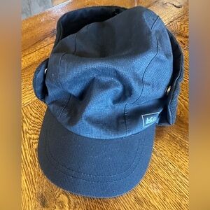 REI Black Men's Cap with Fold-Down Ear Flaps